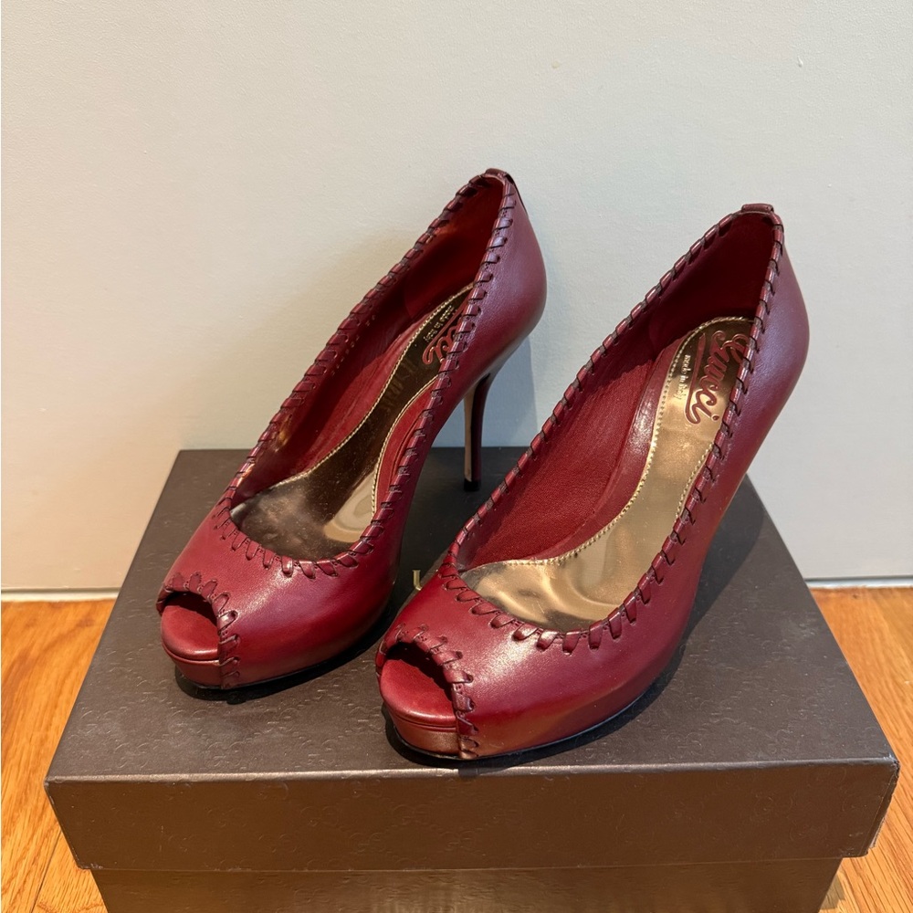 Pre-owned Gucci Burgundy Peep-Toe Heels